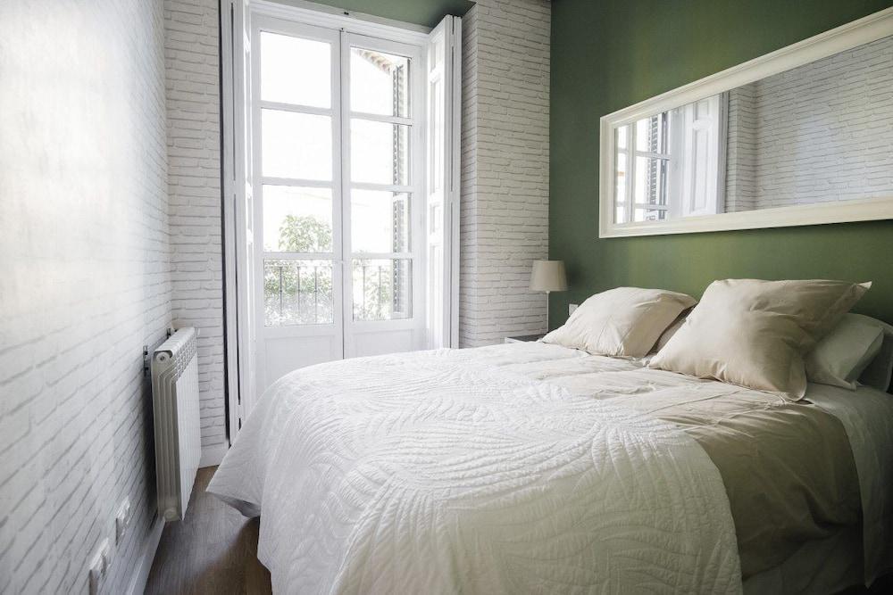 Habitat Apartments Latina Madrid Bagian luar foto