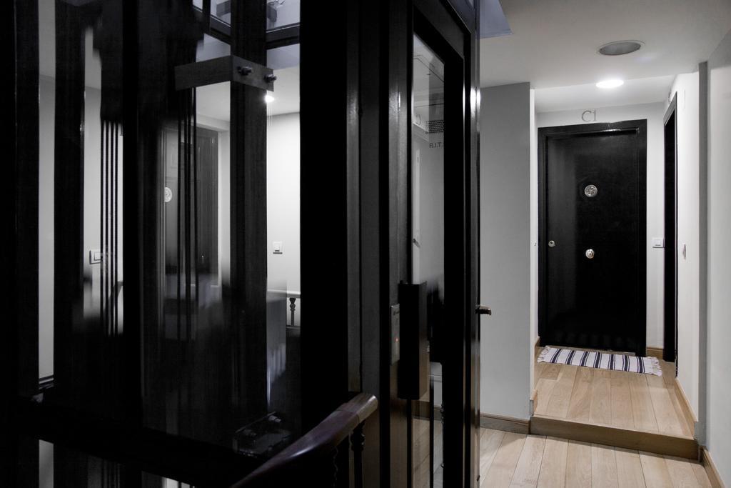Habitat Apartments Latina Madrid Bagian luar foto